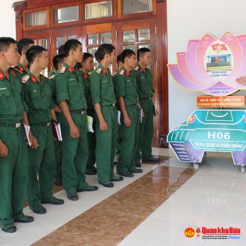 Cấp trên nêu gương làm trước, cấp dưới tiếp bước làm theo