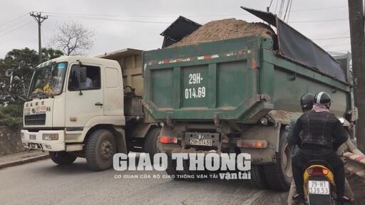Nhiều tuyến đường cửa ngõ Thủ đô oằn mình "cõng" xe quá tải