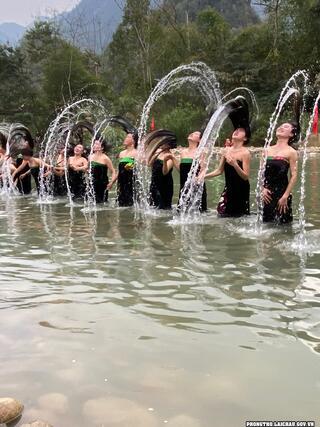 Tai_hien_nghi_thuc_goi_dau_trong_le_hoi_Ap_Ho_Chieng_6e502