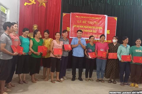 Bế giảng lớp dạy nghề ngắn hạn trồng cây đậu tương cho lao động nông thôn tại bản Nậm Pậy