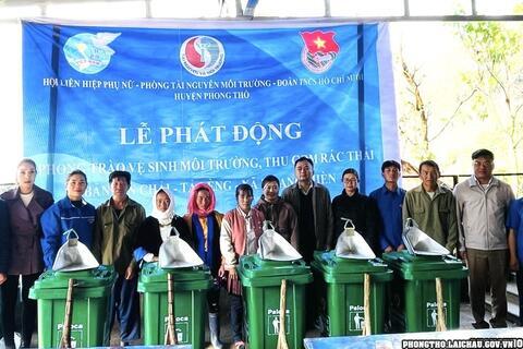 Lễ phát động vệ sinh môi trường, thu gom rác thải, dọn dẹp vệ sinh bản Xin Chải và Tả Lèng, xã Hoang Thèn.