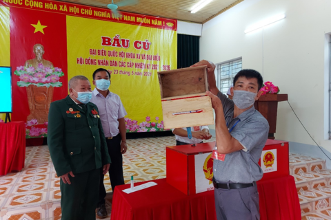 Đồng chí Giàng Páo Mỷ, ủy viên TW Đảng, Bí thư tỉnh ủy, Chủ tịch HĐND tỉnh, Trưởng đoàn đại biểu Quốc hội tỉnh Lai Châu kiểm tra công tác bầu cử tại huyện Phong Thổ