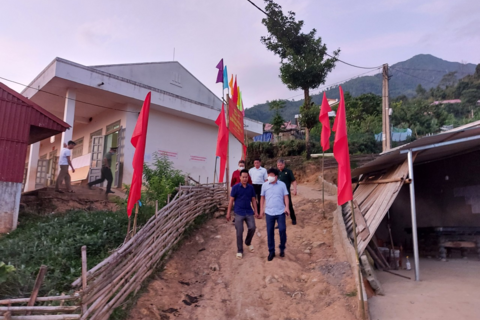 Đồng chí Vương Thế Mẫn phó bí thư, chủ tịch UBND huyện Phong Thổ  kiểm tra công tác chuẩn bị bầu cử tai xã Sin Suối Hồ, xã Nậm Xe