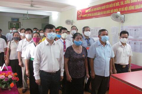 Đồng chí Giàng A Tính, uỷ viên ban thường vụ tỉnh uỷ, phó chủ tịch UBND tỉnh Lai Châu bầu cử tại đơn vị bầu cử số 5, khu vực bỏ phiếu 11 xã Mường So huyện Phong Thổ