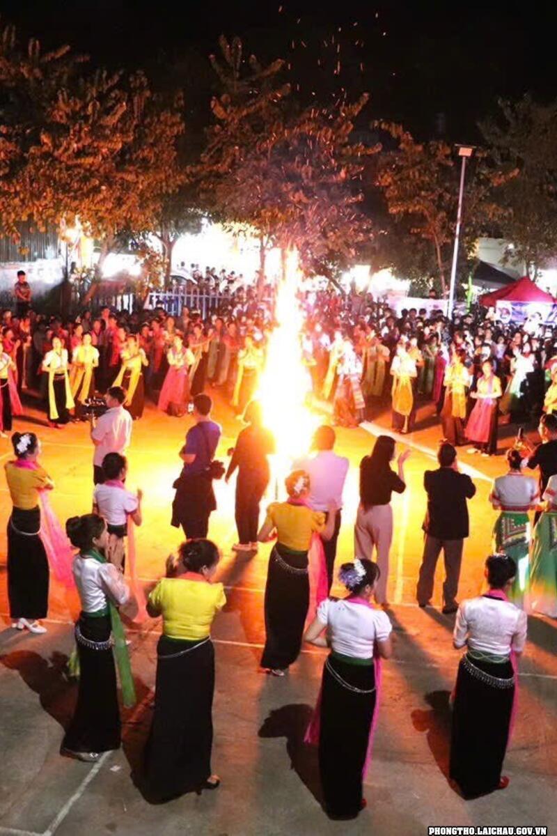 Hấp dẫn phần thi trình diễn trang phục truyền thống và múa xòe