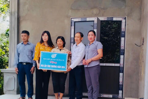 Hội LHPN huyện Mường Tè phối hợp với Hội LHPN xã Can Hồ bàn giao tiền hỗ trợ Mái ấm tình thương cho phụ nữ nghèo năm 2025