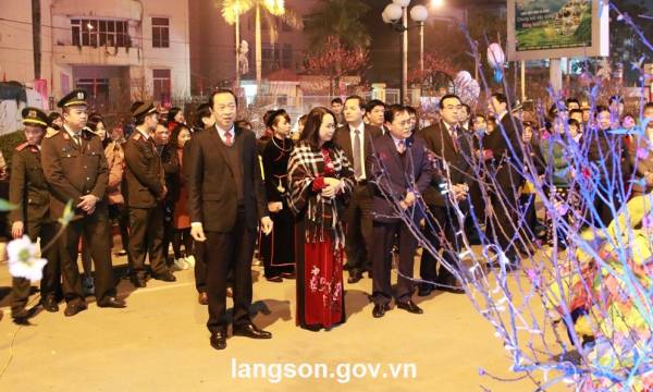 hoa dao 4.jpg
